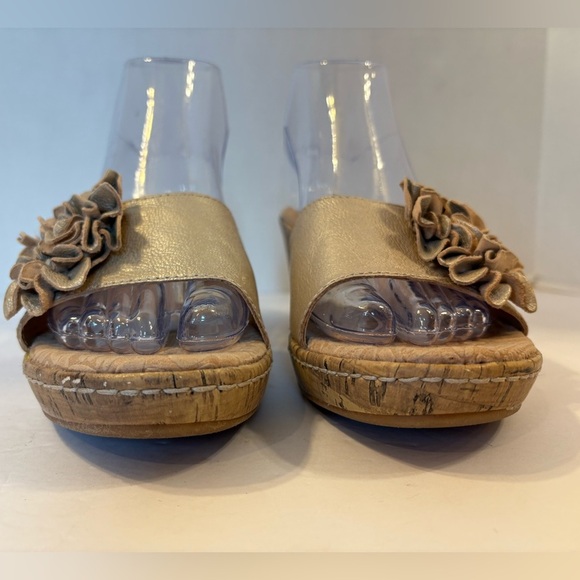 b.o.c Born Concept tan floral accented wedge open toe leather sandals size 9 - Picture 6 of 9